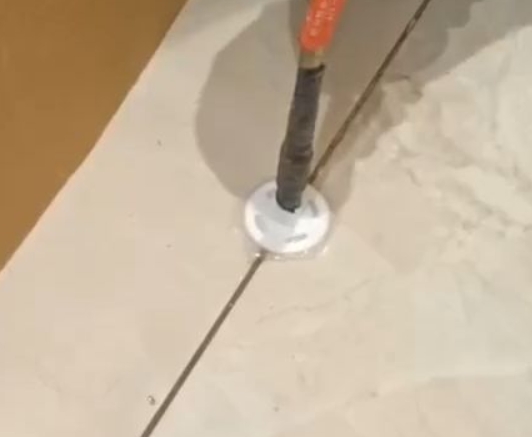 铜官瓷砖空鼓维修公司专业解答瓷砖在铺贴过程中，如果没有涂抹均匀到位的粘结材料（如水泥砂浆或瓷砖胶），可能会导致以下问题